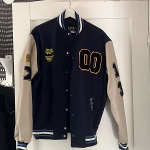 Varsity jacka - Varsity jacka från boohoo man i bra skick, använd en gång