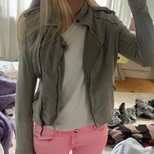 Jacka - Ascool jacka, väldigt unik o kan stylas snyggt. Den är grå/ grön och använd ett fåtal gånger!!💗