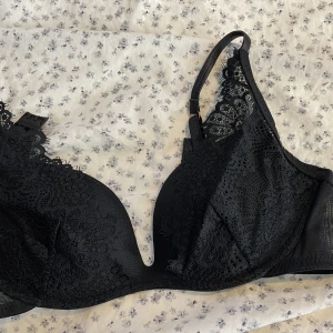 Svart bh från intimissi push up - Säljer då den e helt oanvänd o kan ej retunera! Storlek 75B