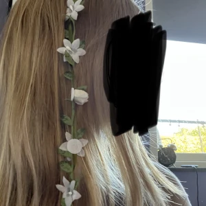 Klämma med blommgirlang 💕🌸 - Den är i nyskick och jättefin 🌸