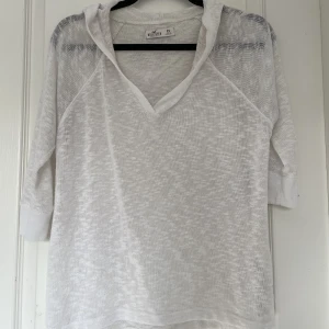 Tröja från Hollister - Tunn stickad tröja som påminner i formen av en hoddie. Använd men i fict sick. Storlek xs 