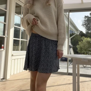 Kjol - Fin kjol från Gina. Resår i midjan så skulle säga att den passar xs-s. Står storlek 36 på lappen 😇