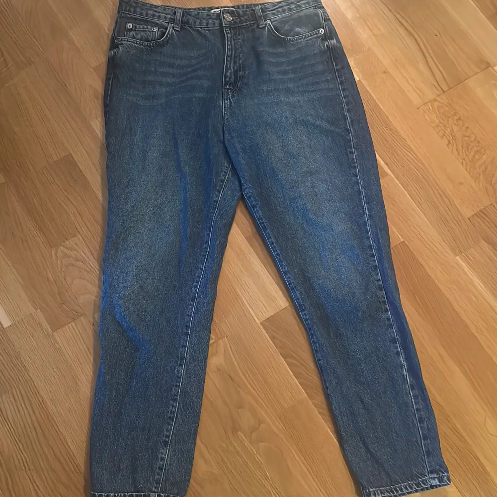 Säljer denna jeans, som tyvärr är för stora för mig. I väldigt bra skick och ser nästan nya ut!. Jeans & Byxor.