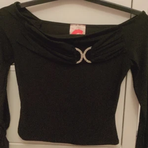 Söt y2k lipsy top  - Super söt y2k top som kommer inte till användning längre💗💋 storleken känns mer som xs/s. 