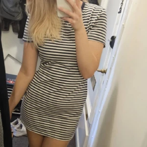 Tshirtklänning  - Supersnygg tshirtklänning som tyvärr inte kommer till användning längre. Stl M men sitter bra på mig som är 167 cm och vanligtvis bär xs/s❤️ 