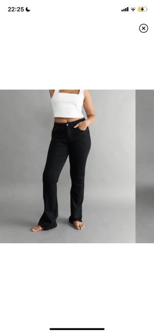 Svarta jeans från ginatrickot  - Säljer dessa jeansen från ginatrickot i modellen full length flare för att dom inte har kommit till användning! Köparen står för frakten💕