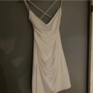 Vit bikbok klänning - Så fin klänning från bikbok köpte här så Plick men aldrig kommit till användning, nyskick🩷