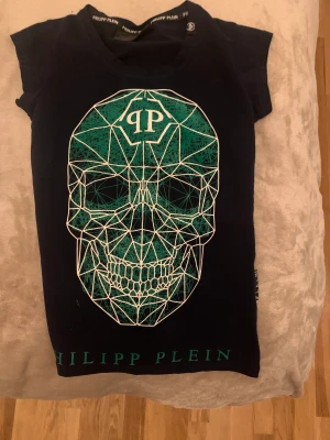 Kenzo tröja - Inte helt ny med ser nästan ny ut 😅 jätte skön t-shirt. Och ja den är äkta. Original priser e 2000