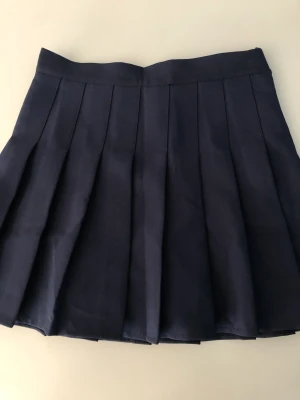 Mörkblå kjol - Så söt kjol säljes! Det står ej storlek men skulle gissa xs. 