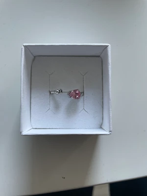 Caroline Svedbom ring  - Jättefin ring från Caroline Svedbom i silver/light rose. Ringen är helt oanvänd och säljs då jag inte använder silver💓