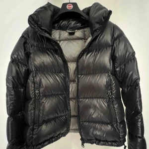 Colmar jacka  - Colmar Jacka i svart färg.  Nästintill ny, använd max 4-5 gånger och köpt för 5600kr i butiken ”jackie”. Spännen finns nere för att kunna spänna åt den om man vill! Finns även en kod att scanna i jackan som äktebevis! 