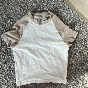 ”Mag” tröja - Vit, beige i armarna Tajt men stretchig H&M  Storlek:XS Fint sick