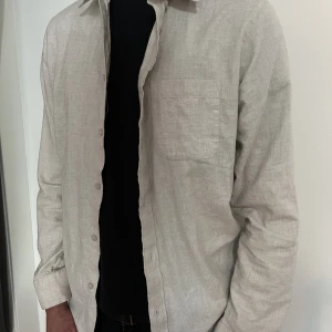 Skojrta - overshirt - Grå/beige overshirt från East West i storlek M. Nyskick och begränsat använd. 