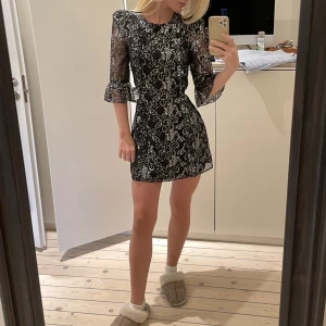 Vampires wife xx HM - Klänning (strl 34) från vampires wife’s collab med h&m. Sitter fint då den har små axelvaddar + band att knyta i ryggen.  Använd en gång, inget slitage