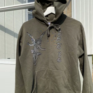 One Of One Angel Zip Rhinestone Hoodie  - Hej, säljer en riktigt snygg grön rhinestone One Of One hoodie från deras tidiga kollektion. Den är i bra skick, endast några få rhinestones som ramlat av. Storlek Small och True To Size. Slutsåld på deras hemsida och ganska svår att få tag på. Hör av er!