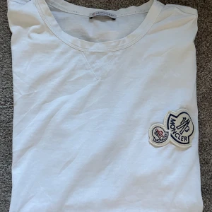 Klassiker!  - Vit klassisk Moncler t-shirt, Herr Köpt i deras butik i Stockholm förra sommaren. Hel, använd men har mer att ge 