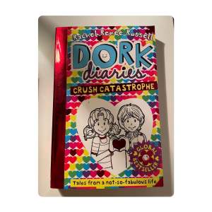 Dork Diaries “crush catastrophe” Dma ifall frågor o för mer bilder osv.  Språk: engelska 