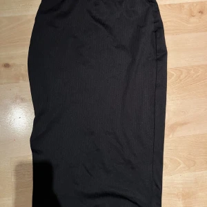 Midi kjol  - Midi kjol med slits från shein, aldrig använd. Väldigt bra material och tjock. 