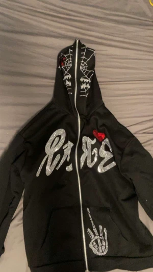 Y2k full zip hoodie - Sparsamt använd ett fåtal gånger ej länge, nyskick, storlek S men passar S och Xs då den är lite oversize vid magen men inte mycket.