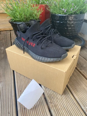 Yeezy 350 v2 breds  - - skick 8/10 kan behöva en tvätt. - storlek 44 - pris 1799kr exklusive frakt 🚚 