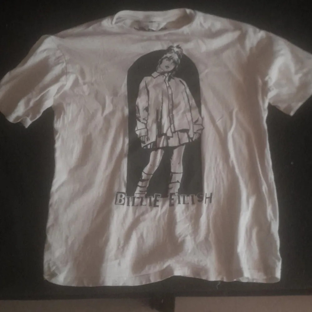 En billie Eilish tshirt som jag har använd ganska många gånger men ändå bra skick. T-shirts.
