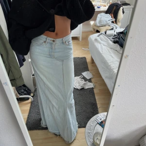 Lång jeanskjol - Superfin jeanskjol, och lång! Jag är 170 cm för referens ☀️ Jeansen är originellt från Junkyard, men omsydda av mig 😇 Fraktkostnad tillkommer.