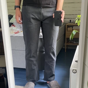 Byxor - Mörkgrå/svarta byxor i storlek W36 L32 men inga problem med ett skärp ifall man har mindre än så, skriv för fler frågor!