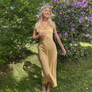 Underbar klänning i silke från Almi Studio Copenhagen. Endast använd på examen. Perfekt till midsommar💘Nypris: 1199