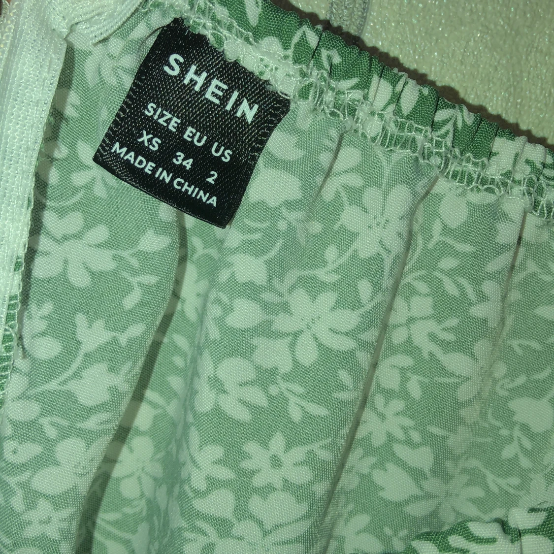 Grön blommig sommarklänning  - 91