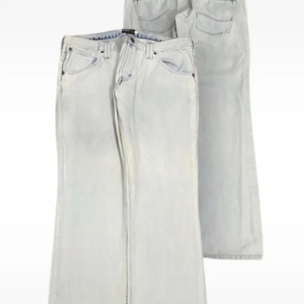 Straight/baggy lee jeans i storlek XL/L. Midja 47cm, avklippta nere vid bena då dom var för långa så sitter nog perfa i längd på nån som e 165cm ca.👊bra skick. Jeans & Byxor.