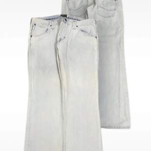 Straight/baggy lee jeans i storlek XL/L. Midja 47cm, avklippta nere vid bena då dom var för långa så sitter nog perfa i längd på nån som e 165cm ca.👊bra skick