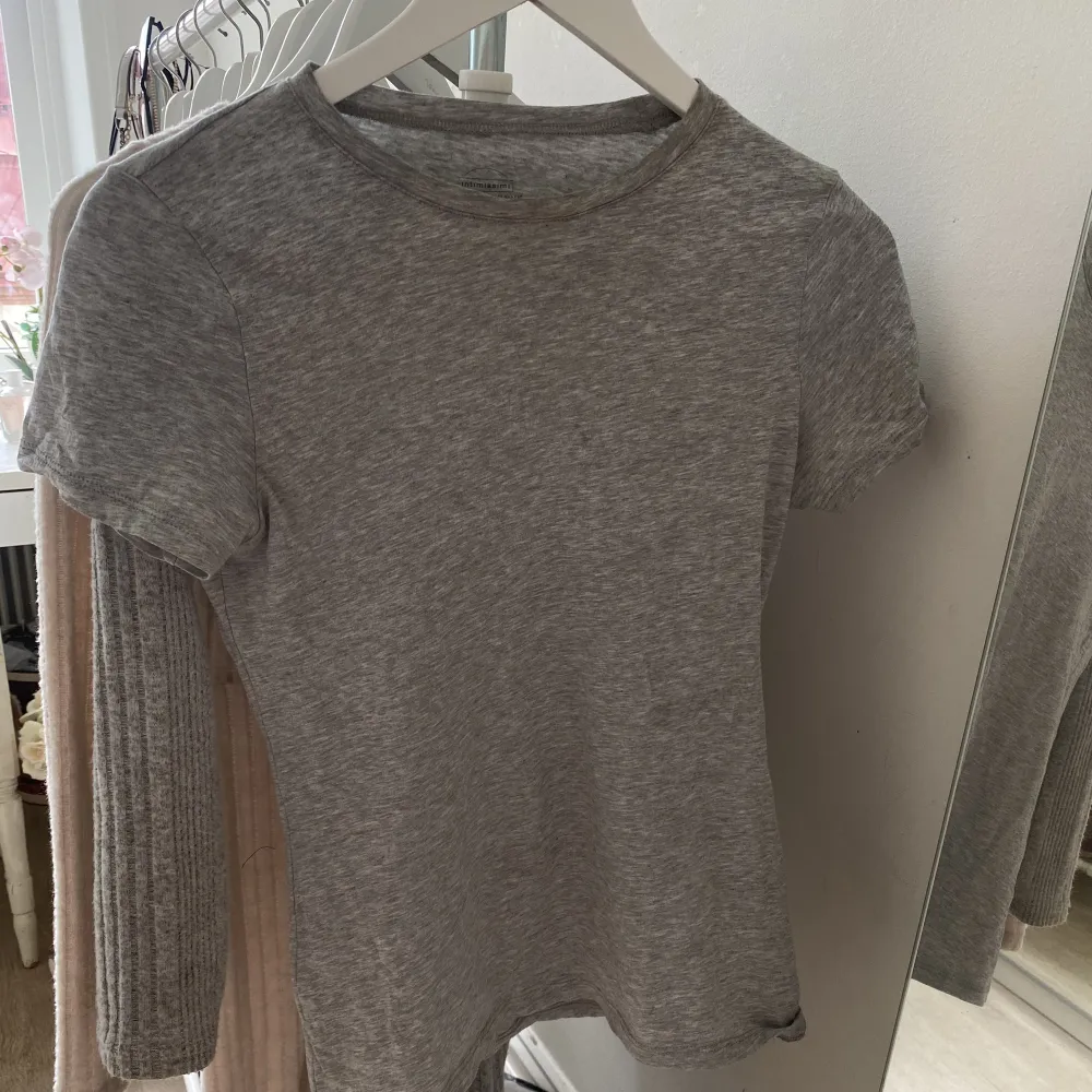 Säljer denna gråa intimissimi t shirten i storlek S, använd en gång så den är som ny. Köparen står frakten ❤️. T-shirts.