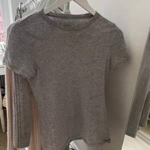 Säljer denna gråa intimissimi t shirten i storlek S, använd en gång så den är som ny. Köparen står frakten ❤️