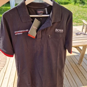 Porsche pikétröja  - En gåva från en vän som jobbar på Porsche. 10/10 Skick Storlek M