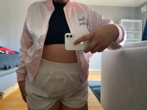 Pink lady kofta (Grease) - Pink lady kofta från filmen ”Grease”, beställt den på nätet. Köpt för ungefär 300kr. Använd 1 gång på Halloween, men har även använt den 1 gång till vardags.