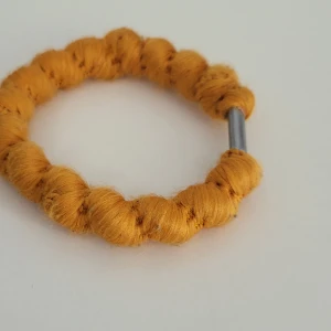 Armband  - Ett armband som har gått sönder därför är drt en metall bit där. Annars är det inget fel!