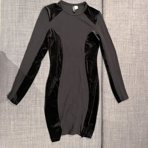 Klänning med sammet - Svart klänning från H&M med sammet. Använd 1 gång i väldigt bra skick. Storlek 36.