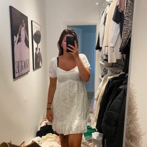 Söt vit klänning  - En fin vit klänning som aldrig kommit till användning  