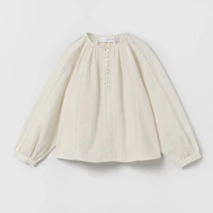 Vit blus - Vit/beige vringad blus från zara. Stl 164 men sitter som en XS. Använd fåtal gånger. Nypris 279kr💞 Frakt 39kr!