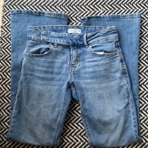 Lowwaist jeans - Skitsnygga från gina. Snyggt spänne 