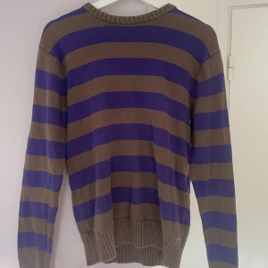 College träja - Supermysig peak performance sweatshirt💜🤎 sitter oversized på mig som S/M