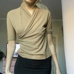 Tröja  - Jättefin topp/tröja med fin detalj. Storlek L
