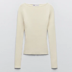 Ribbad topp - Så fin ribbad topp från zara i en krämvit färg. Även en ganska bred u-ringning, typ som intimissimitoppen. Köpt för 299kr och använd 1 gång. Stl S. Frakt 39kr 💞