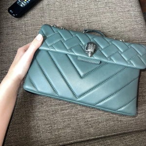 Grön Kurt Geiger väska stora modellen - Intressekoll på min stora gröna Kurt Geiger väska. Superfin och i mycket bra skick! 😍Den är stor och rymlig, finns inte att köpa ny längre💘(sista bilden lånad.) Säljer direkt för 2200😍