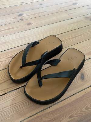 Svarta sandaler i läder från Flattered Storlek 36 (passar även 37) Mycket bra skick!