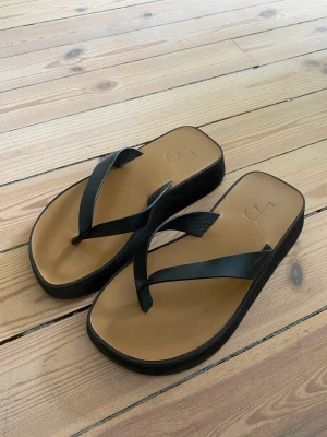 Sandaler från Flattered - Svarta sandaler i läder från Flattered Storlek 36 (passar även 37) Mycket bra skick!