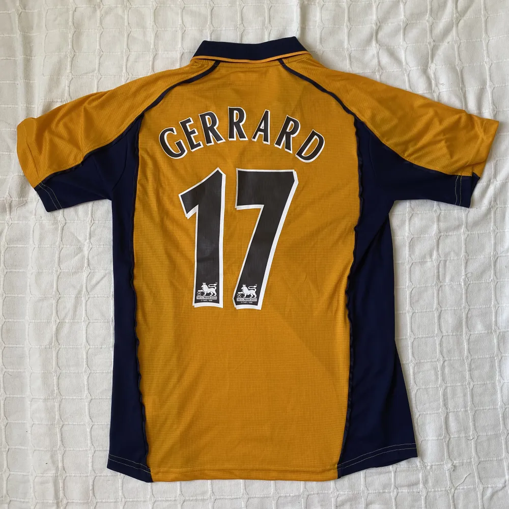 Steven Gerrard jersey i strl. M. Liverpool bortaställ 2001. T-shirts.