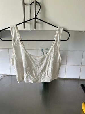 Vit topp - Säljer en vit crop top från shein