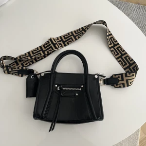 Svart väska - Svart väska från H&M med tillköpt band från Zara🫶🏼