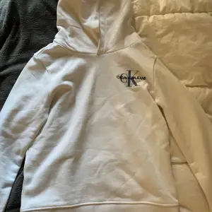 Säljer min fina Calvin Klein hoodie som aldrig har kommit till användning och har blivit för liten för mig!  säljer för 350
